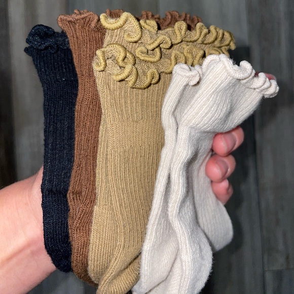 Chic Ruffled Ribbed Socks - Picture 3 of 5